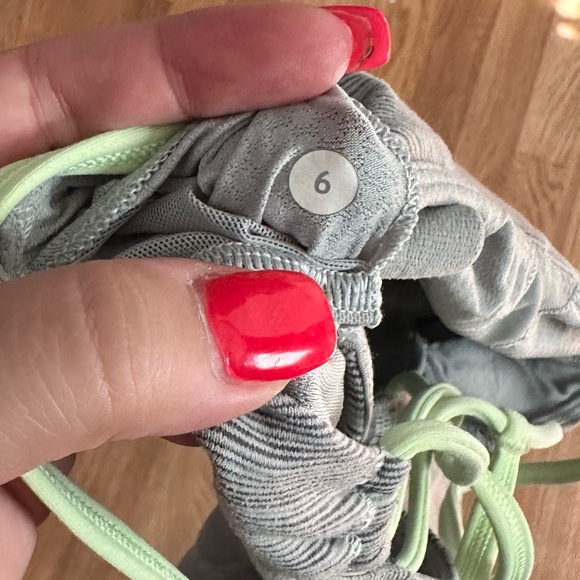 LULULEMON Flow And Go Strappy Open Back Bra Tank Top Gray Stripe Size 6 - Picture 4 of 4